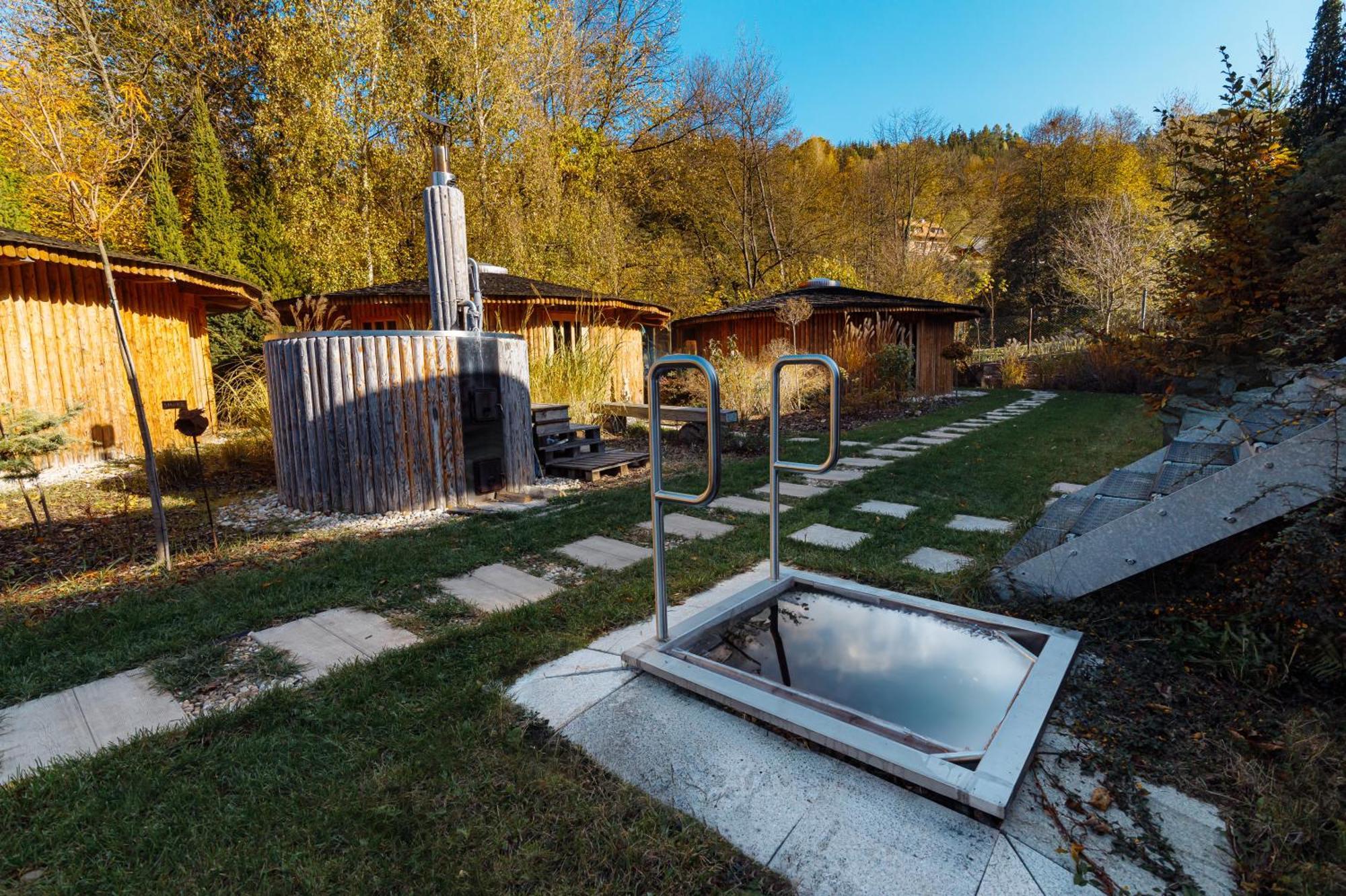 Glamp V Hluboké - Yurts&Wooden Houses Vsetín Esterno foto